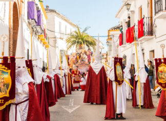 In der „Semana Santa“ prozessieren vermummte Bruderschaften durch die spanischen Dörfer.