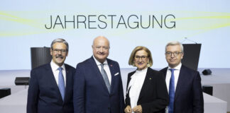 Bundeskanzler Christian Stocker und Landeshauptfrau Johanna Mikl-Leitner bezeichnen Raiffeisen als „unverzichtbaren Partner“, das freut Erwin Hameseder und Michael Höllerer, die aber zugleich klare Worte an die Politiker richteten.