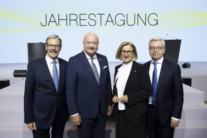 Bundeskanzler Christian Stocker und Landeshauptfrau Johanna Mikl-Leitner bezeichnen Raiffeisen als „unverzichtbaren Partner“, das freut Erwin Hameseder und Michael Höllerer, die aber zugleich klare Worte an die Politiker richteten.