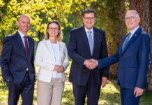 Das neue Vorstandstrio der RLB Tirol, Christof Splechtna, Gabriele Kinast und Vorsitzender Thomas Wass, dankten Reinhard Mayr für die erfolgreichen Weichenstellungen.
