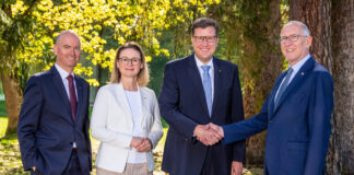 Das neue Vorstandstrio der RLB Tirol, Christof Splechtna, Gabriele Kinast und Vorsitzender Thomas Wass, dankten Reinhard Mayr für die erfolgreichen Weichenstellungen.