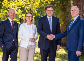 Das neue Vorstandstrio der RLB Tirol, Christof Splechtna, Gabriele Kinast und Vorsitzender Thomas Wass, dankten Reinhard Mayr für die erfolgreichen Weichenstellungen.