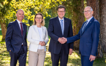Das neue Vorstandstrio der RLB Tirol, Christof Splechtna, Gabriele Kinast und Vorsitzender Thomas Wass, dankten Reinhard Mayr für die erfolgreichen Weichenstellungen.
