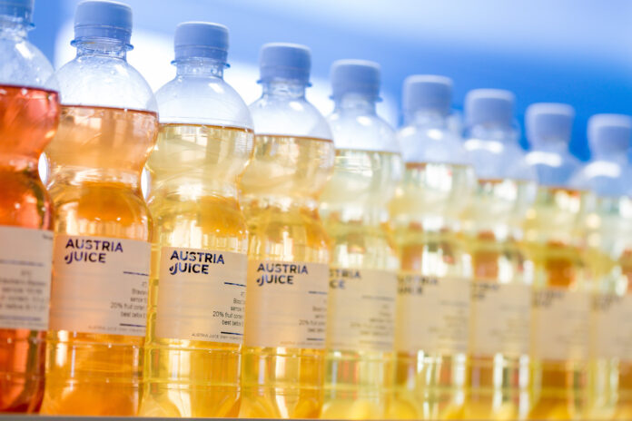 Austria Juice PET Flaschen mit Säften in einer Reihe