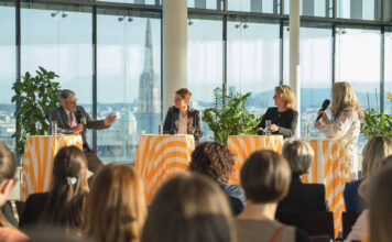 Erwin Hameseder, Angelika Hofer-Orgonyi und Annette Scheckmann diskutierten mit Sigrid Seebacher über Frauennetzwerke, Führung und Quoten.