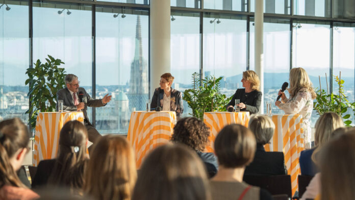 Erwin Hameseder, Angelika Hofer-Orgonyi und Annette Scheckmann diskutierten mit Sigrid Seebacher über Frauennetzwerke, Führung und Quoten.