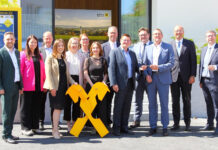 Gruppenfoto von der Eröffnung: Alexander Milli, Privatkundenbetreuerin Claudia Moser-Carbune, Bankstellenleiter Gerhard Pichler, Privatkundenbetreuerin Elisabeth Großbichler, Servicebetreuerin Maria Wallaberger, Privatkundenbetreuerin Andrea Kubinger, Privatkundenbetreuerin Tamara Mühlböck, GD-Stv. Stefan Sandberger, AR-Vorsitzender Franz Flotzinger, Vorstand Christoph Kimpflinger, Sprengelbankstellenleiter Wolfgang Höller, GD Reinhard Schwendtbauer und Vorstandsvorsitzender Andreas Gaisbauer