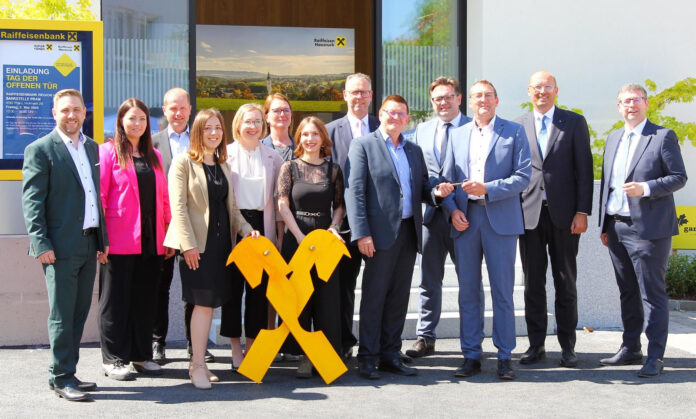 Gruppenfoto von der Eröffnung: Alexander Milli, Privatkundenbetreuerin Claudia Moser-Carbune, Bankstellenleiter Gerhard Pichler, Privatkundenbetreuerin Elisabeth Großbichler, Servicebetreuerin Maria Wallaberger, Privatkundenbetreuerin Andrea Kubinger, Privatkundenbetreuerin Tamara Mühlböck, GD-Stv. Stefan Sandberger, AR-Vorsitzender Franz Flotzinger, Vorstand Christoph Kimpflinger, Sprengelbankstellenleiter Wolfgang Höller, GD Reinhard Schwendtbauer und Vorstandsvorsitzender Andreas Gaisbauer