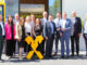 Gruppenfoto von der Eröffnung: Alexander Milli, Privatkundenbetreuerin Claudia Moser-Carbune, Bankstellenleiter Gerhard Pichler, Privatkundenbetreuerin Elisabeth Großbichler, Servicebetreuerin Maria Wallaberger, Privatkundenbetreuerin Andrea Kubinger, Privatkundenbetreuerin Tamara Mühlböck, GD-Stv. Stefan Sandberger, AR-Vorsitzender Franz Flotzinger, Vorstand Christoph Kimpflinger, Sprengelbankstellenleiter Wolfgang Höller, GD Reinhard Schwendtbauer und Vorstandsvorsitzender Andreas Gaisbauer