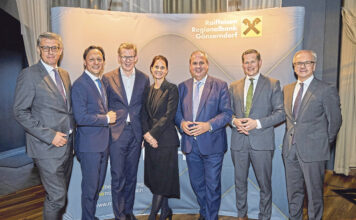 Gruppenfoto von der Generalversammlung: Aufsichtsratsvorsitzender Werner Borns, Geschäftsleiter Johannes Jaindl, RLB NÖ-Wien-Vorstand Roland Mechtler, AR-Vorsitzender-Stv. Katharina Brier, Obmann des RRV NÖ-Wien Josef Pröll, Obmann Martin Minkowitsch und Geschäftsleiter Günther Harold