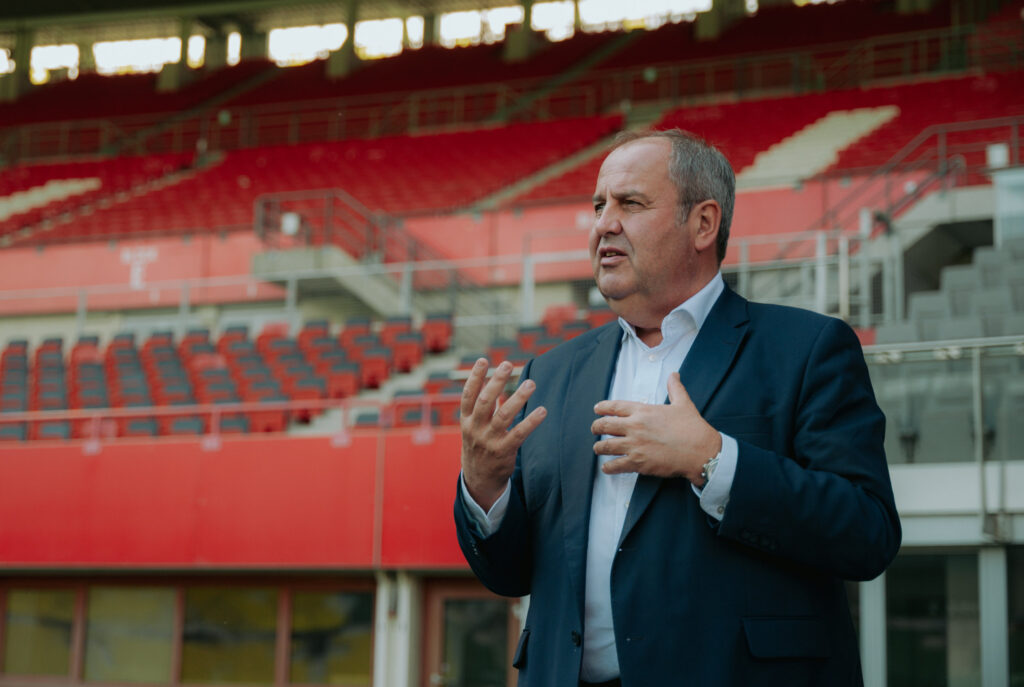 Josef Pröll im Interview in einem Stadion