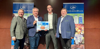 Gruppenfoto: Norbert Sieber, Aufsichtsratsvorsitzender Vorarlberg Milch, Josef Simon, Vorstand NÖM AG, Robert Spiegel, Obmann Vorarlberg Milch, und Leopold Gruber-Doberer, Geschäftsführer Milchgenossenschaft Niederösterreich © Vorarlberg Milch