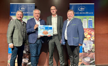 Gruppenfoto: Norbert Sieber, Aufsichtsratsvorsitzender Vorarlberg Milch, Josef Simon, Vorstand NÖM AG, Robert Spiegel, Obmann Vorarlberg Milch, und Leopold Gruber-Doberer, Geschäftsführer Milchgenossenschaft Niederösterreich © Vorarlberg Milch