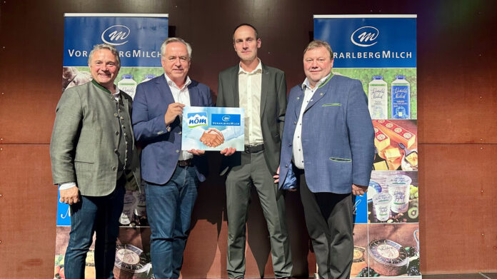 Gruppenfoto: Norbert Sieber, Aufsichtsratsvorsitzender Vorarlberg Milch, Josef Simon, Vorstand NÖM AG, Robert Spiegel, Obmann Vorarlberg Milch, und Leopold Gruber-Doberer, Geschäftsführer Milchgenossenschaft Niederösterreich © Vorarlberg Milch