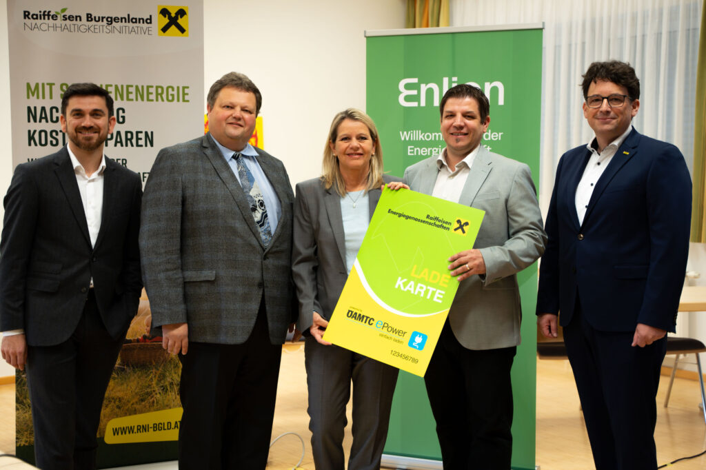 Philip Skrbic, Bgm. Bernd Strobl, GD-Stv. Eva Fugger, Andreas Schneemann und Jakob Pflegerl (design. Mitglied des ÖAMTC-Landesdirektoriums) bei der Präsentation des ersten Community Hubs in Ollersdorf