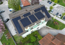 PV-Anlage auf dem Dach einer Bankstelle der Raiffeisenbank Flachgau Mitte