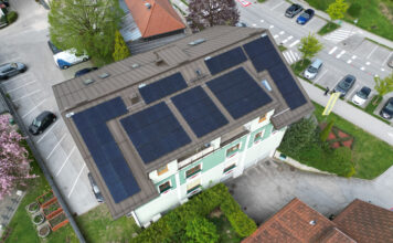 PV-Anlage auf dem Dach einer Bankstelle der Raiffeisenbank Flachgau Mitte