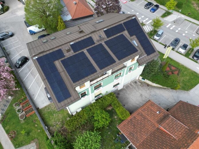 PV-Anlage auf dem Dach einer Bankstelle der Raiffeisenbank Flachgau Mitte