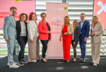 Bereichsleiter Gernot Matschnig, Patricia Wiegele, Sylvia Kubicek, Astrid Legner, Christiane Holzinger, Lisa Granig, Manfred Wilhelmer und Moderatorin Martina Klementin