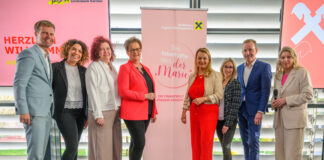 Bereichsleiter Gernot Matschnig, Patricia Wiegele, Sylvia Kubicek, Astrid Legner, Christiane Holzinger, Lisa Granig, Manfred Wilhelmer und Moderatorin Martina Klementin