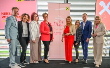 Bereichsleiter Gernot Matschnig, Patricia Wiegele, Sylvia Kubicek, Astrid Legner, Christiane Holzinger, Lisa Granig, Manfred Wilhelmer und Moderatorin Martina Klementin
