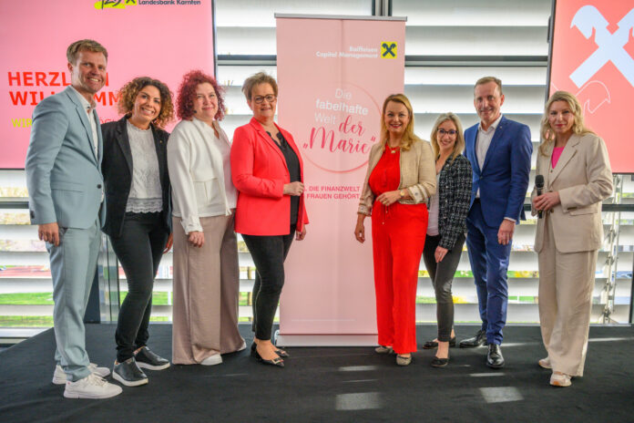 Bereichsleiter Gernot Matschnig, Patricia Wiegele, Sylvia Kubicek, Astrid Legner, Christiane Holzinger, Lisa Granig, Manfred Wilhelmer und Moderatorin Martina Klementin