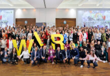 Gruppenfoto mit allen Teilnehmenden am Raiffeisen Bundeskongress Diversität & WIR 2025