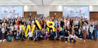 Gruppenfoto mit allen Teilnehmenden am Raiffeisen Bundeskongress Diversität & WIR 2025