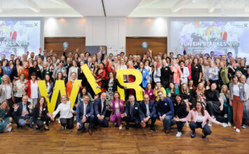 Gruppenfoto mit allen Teilnehmenden am Raiffeisen Bundeskongress Diversität & WIR 2025