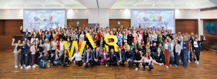 Gruppenfoto mit allen Teilnehmenden am Raiffeisen Bundeskongress Diversität & WIR 2025