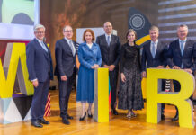 Gruppenfoto von der Hauptversammlung von Raiffeisen Steiermark: Josef Hainzl, Martin Schaller, Landesrätin Simone Schmidtbauer, Hannes Mösenbacher, Ariane Pfleger, Florian Stryeck und Rainer Stelzer