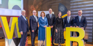 Gruppenfoto von der Hauptversammlung von Raiffeisen Steiermark: Josef Hainzl, Martin Schaller, Landesrätin Simone Schmidtbauer, Hannes Mösenbacher, Ariane Pfleger, Florian Stryeck und Rainer Stelzer