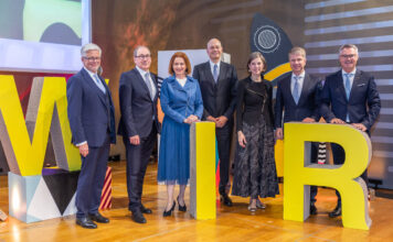 Gruppenfoto von der Hauptversammlung von Raiffeisen Steiermark: Josef Hainzl, Martin Schaller, Landesrätin Simone Schmidtbauer, Hannes Mösenbacher, Ariane Pfleger, Florian Stryeck und Rainer Stelzer
