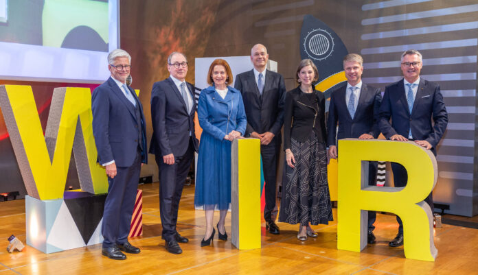 Gruppenfoto von der Hauptversammlung von Raiffeisen Steiermark: Josef Hainzl, Martin Schaller, Landesrätin Simone Schmidtbauer, Hannes Mösenbacher, Ariane Pfleger, Florian Stryeck und Rainer Stelzer