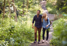 Ein lächelndes Paar wandert im Wald