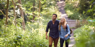 Ein lächelndes Paar wandert im Wald