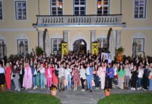 Gruppenfoto der Teilnehmerinnen vor dem Schloss