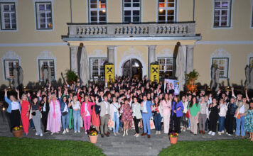 Gruppenfoto der Teilnehmerinnen vor dem Schloss