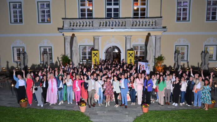 Gruppenfoto der Teilnehmerinnen vor dem Schloss