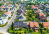 Einfamilienhaussiedlung in ändlicher gegend als Symbolfoto für Wohnimmobilienmarkt
