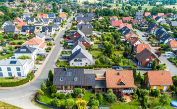 Einfamilienhaussiedlung in ändlicher gegend als Symbolfoto für Wohnimmobilienmarkt