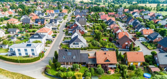 Einfamilienhaussiedlung in ändlicher gegend als Symbolfoto für Wohnimmobilienmarkt