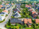 Einfamilienhaussiedlung in ändlicher gegend als Symbolfoto für Wohnimmobilienmarkt