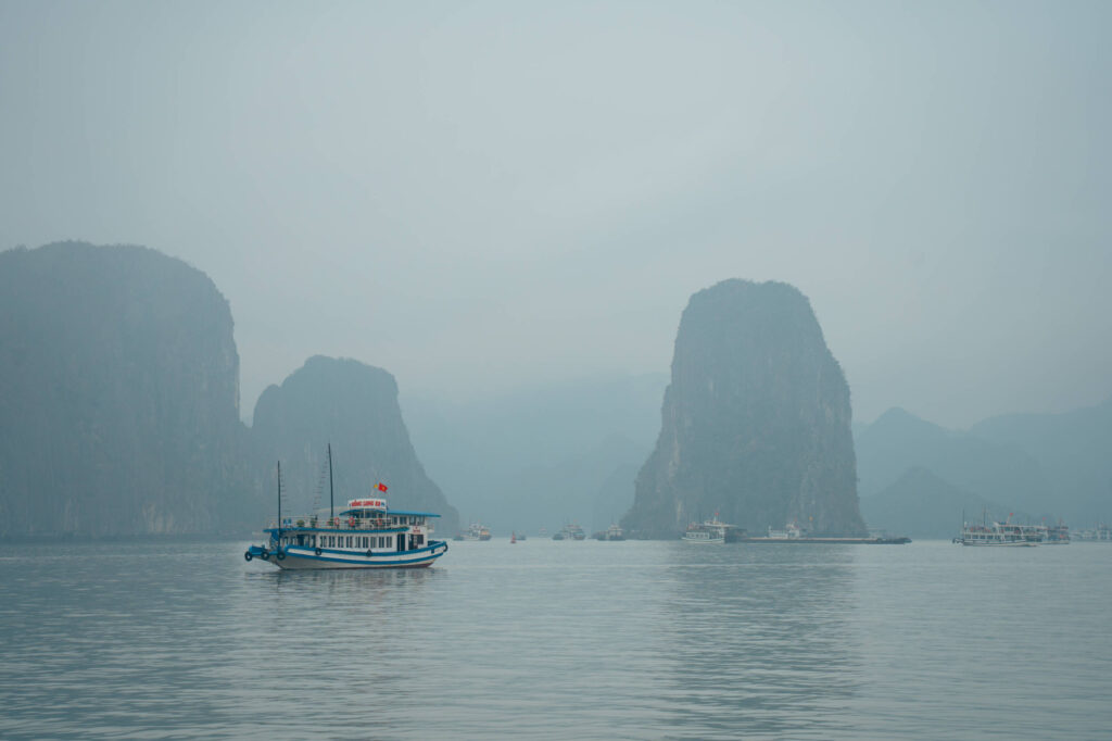 Die Halong-Bucht weiß auch ohne Sonne zu beeindrucken.