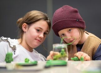 Zwei Kinder in der Ausstellung