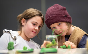 Zwei Kinder in der Ausstellung