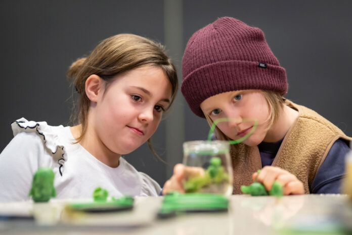 Zwei Kinder in der Ausstellung