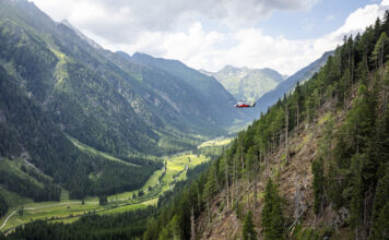 Bei der Aufarbeitung von Schadholzflächen kommen auch Hubschrauber zum Einsatz.