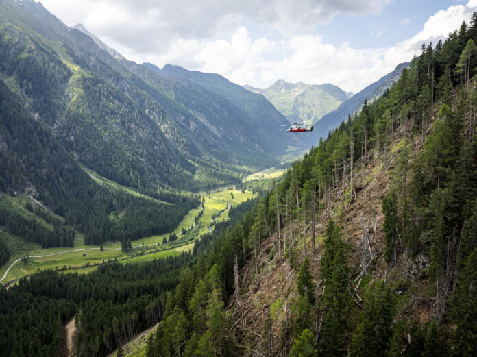 Bei der Aufarbeitung von Schadholzflächen kommen auch Hubschrauber zum Einsatz.