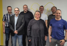 Auf dem Foto der Vorstand der Energiegenossenschaften (v.l.n.r.): Obmann-Stv. Cornelis Pater, Mario Anibas, Obmann Rainer Liebscher, Ursula Fuhs, Helmut Hörmann, Christian Pomper (Raiffeisen Revisionsverband), Martin Bichl